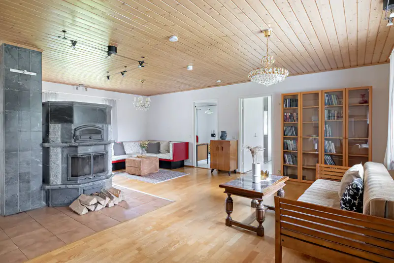 Maison ~97 m² (1975/élargi) + sauna, rive Muhosjoki ~33 m, 1 700+980 m² — centre — 8