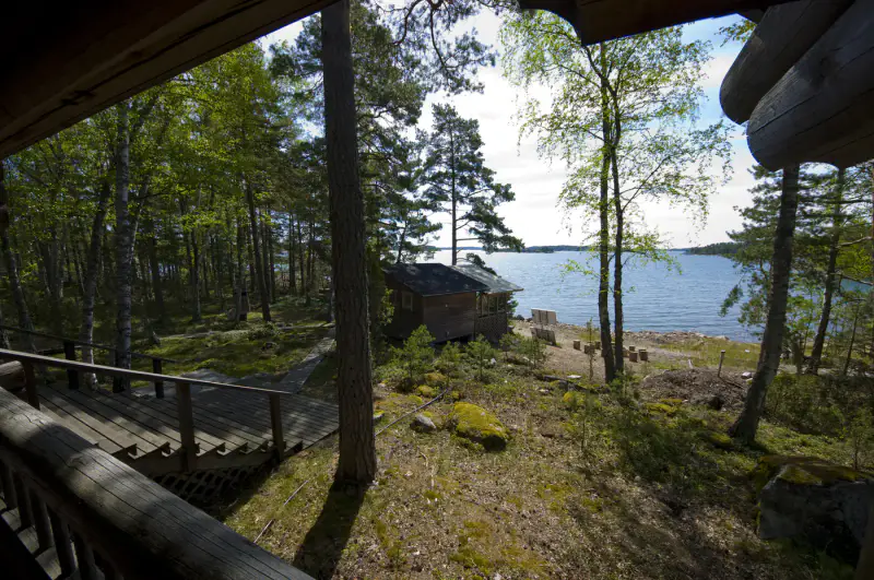 Mökki madriers ronds ~72 m² (1996) + sauna, 3 500 m² (~60 m rive mer) — Vähä-Kaita / Rymättylä — 3