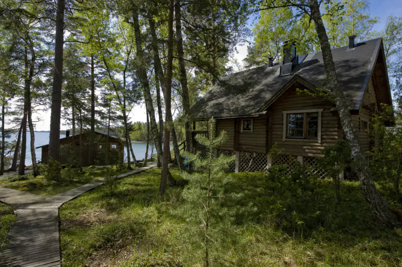 Mökki madriers ronds ~72 m² (1996) + sauna, 3 500 m² (~60 m rive mer) — Vähä-Kaita / Rymättylä — 2