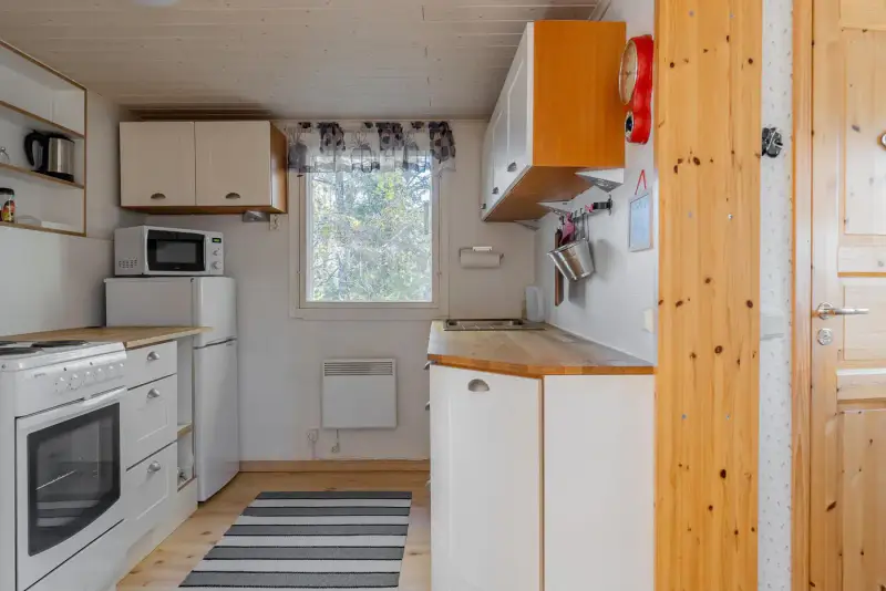 Rantamökki ~38 m² (1962) + sauna et maison d’amis, 2 400 m² et ~30 m de rive mer — Livonsaari / Naantali — 9