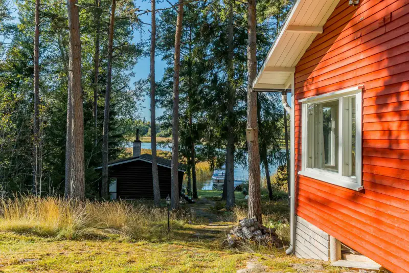 Rantamökki ~38 m² (1962) + sauna et maison d’amis, 2 400 m² et ~30 m de rive mer — Livonsaari / Naantali — 15