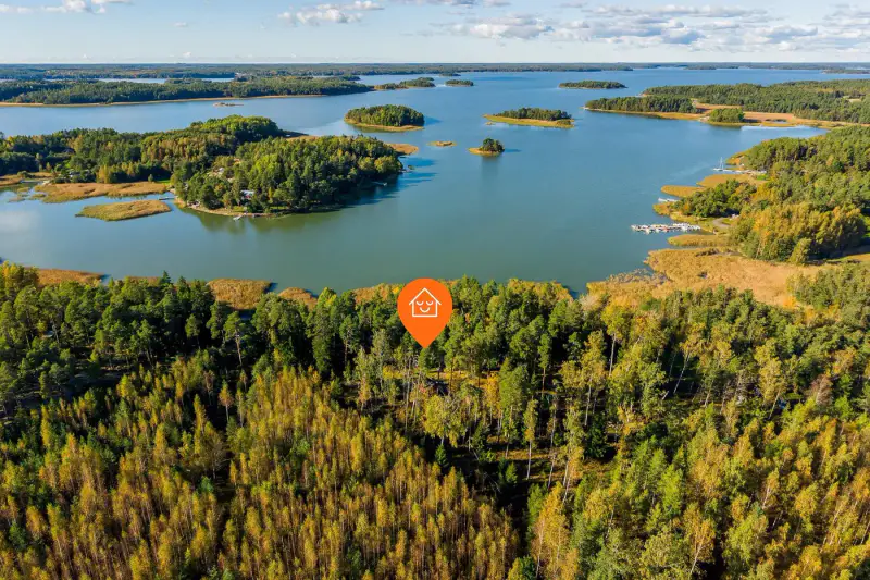 Rantamökki ~38 m² (1962) + sauna et maison d’amis, 2 400 m² et ~30 m de rive mer — Livonsaari / Naantali — 1