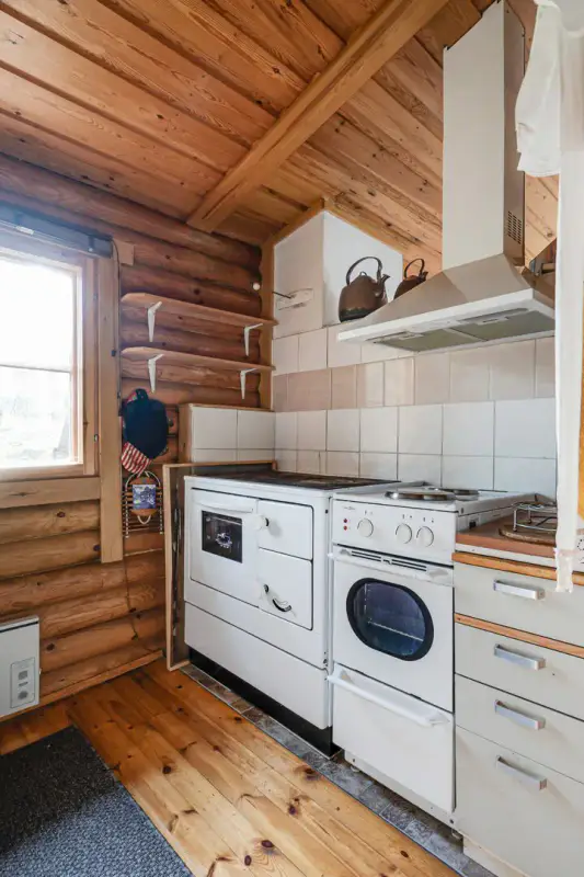 Mökki ~45 m² (1975) + sauna, rive mer ouest, 8 080 m² + vesijättö — Rymättylä — 5