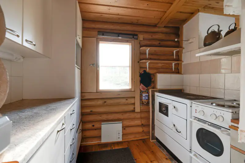 Mökki ~45 m² (1975) + sauna, rive mer ouest, 8 080 m² + vesijättö — Rymättylä — 3