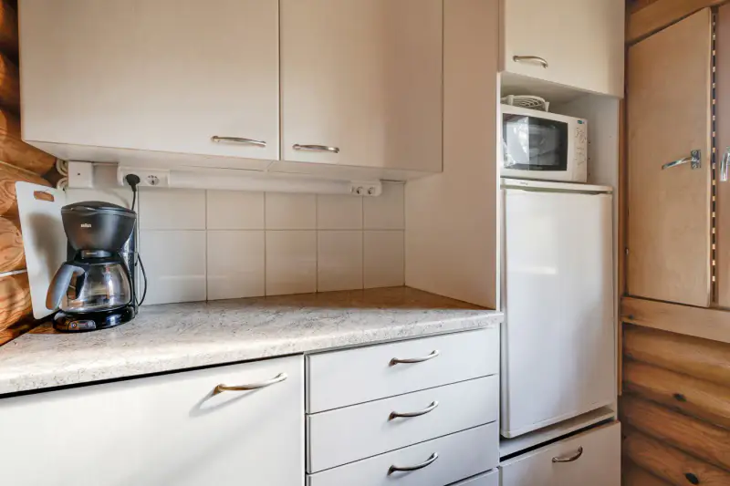 Mökki ~45 m² (1975) + sauna, rive mer ouest, 8 080 m² + vesijättö — Rymättylä — 6