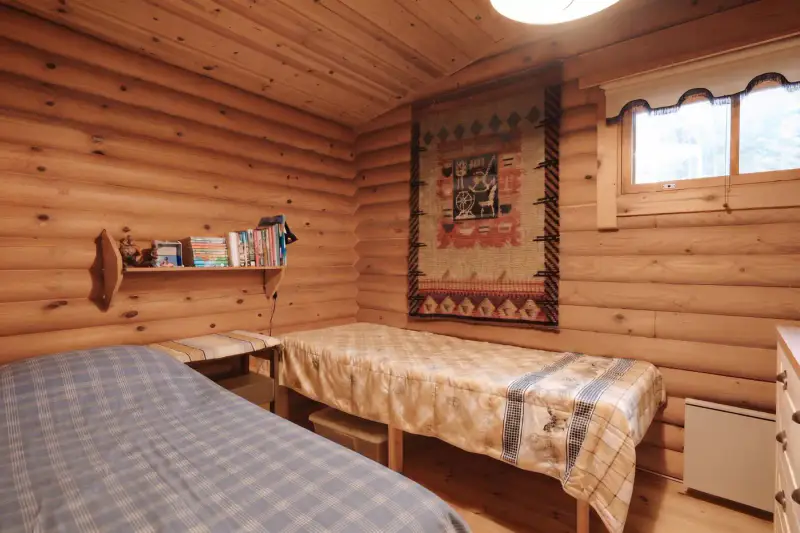 Mökki ~45 m² (1975) + sauna, rive mer ouest, 8 080 m² + vesijättö — Rymättylä — 17