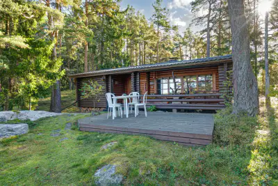 Mökki ~45 m² (1975) + sauna, rive mer ouest, 8 080 m² + vesijättö — Rymättylä — 1