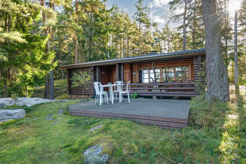 Mökki ~45 m² (1975) + sauna, rive mer ouest, 8 080 m² + vesijättö — Rymättylä — 1