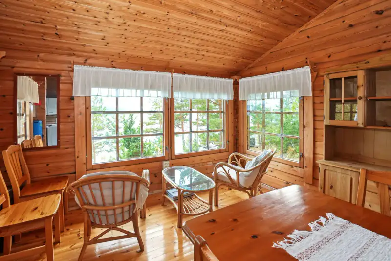 Mökki en rondins ~37 m² (1990) + sauna, île de Valjumaa : 9 401 m² et 115 m de rive de mer privée plein sud — Velkua / Naantali — 9