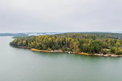 Mökki en rondins ~37 m² (1990) + sauna, île de Valjumaa : 9 401 m² et 115 m de rive de mer privée plein sud — Velkua / Naantali — 1