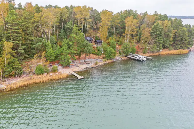 Mökki en rondins ~37 m² (1990) + sauna, île de Valjumaa : 9 401 m² et 115 m de rive de mer privée plein sud — Velkua / Naantali — 18