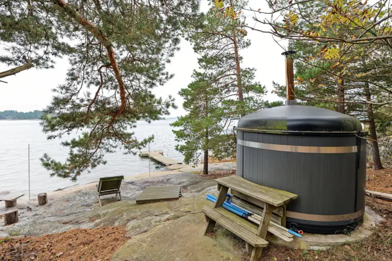Mökki en rondins ~37 m² (1990) + sauna, île de Valjumaa : 9 401 m² et 115 m de rive de mer privée plein sud — Velkua / Naantali — 16