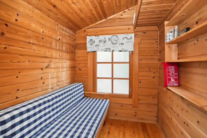 Mökki en rondins ~37 m² (1990) + sauna, île de Valjumaa : 9 401 m² et 115 m de rive de mer privée plein sud — Velkua / Naantali — 10