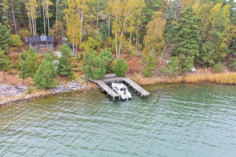 Mökki en rondins ~37 m² (1990) + sauna, île de Valjumaa : 9 401 m² et 115 m de rive de mer privée plein sud — Velkua / Naantali — 3