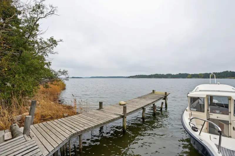 Mökki en rondins ~37 m² (1990) + sauna, île de Valjumaa : 9 401 m² et 115 m de rive de mer privée plein sud — Velkua / Naantali — 2