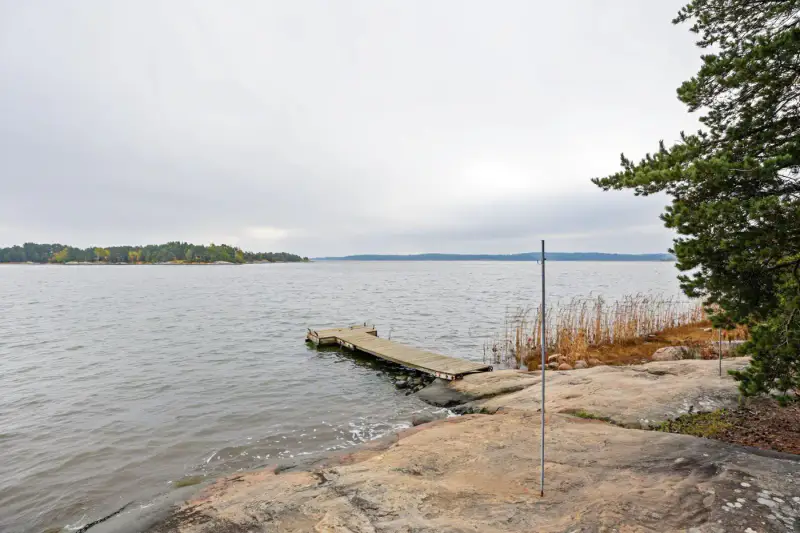 Mökki en rondins ~37 m² (1990) + sauna, île de Valjumaa : 9 401 m² et 115 m de rive de mer privée plein sud — Velkua / Naantali — 17