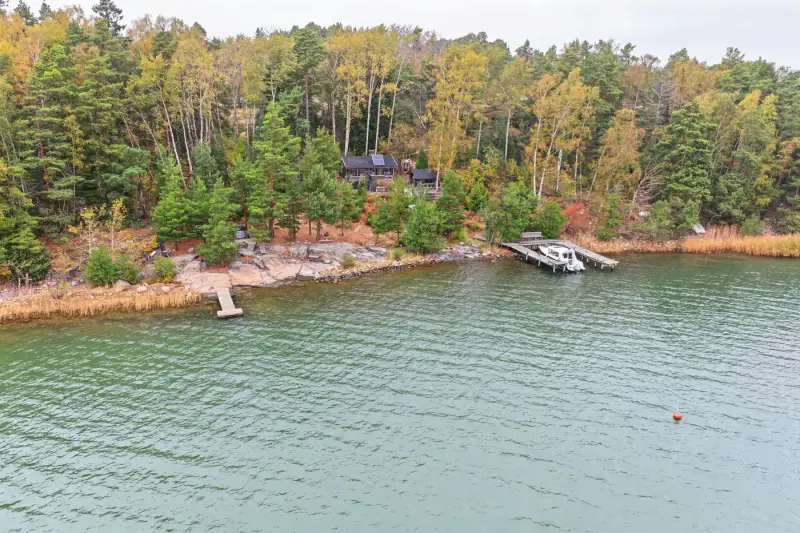 Mökki en rondins ~37 m² (1990) + sauna, île de Valjumaa : 9 401 m² et 115 m de rive de mer privée plein sud — Velkua / Naantali — 4