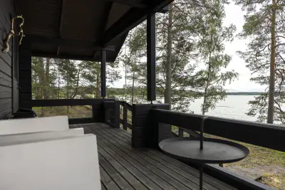 Mökki île ~90 m² (1998) + sauna, 5 986 m² (~230 m rive mer), Katavaluoto / Syväranta — Naantali–Masku — 1