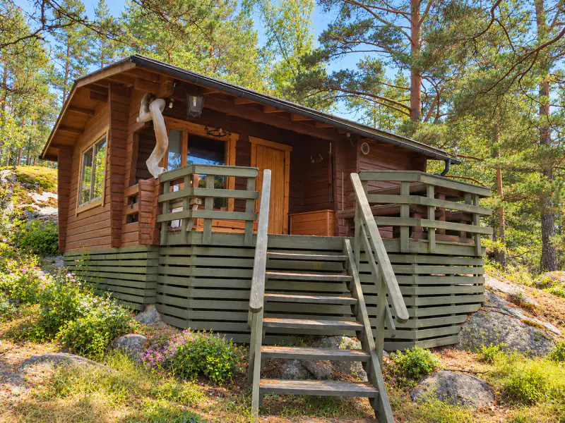 Ensemble de petits chalets (1975–1995) + sauna de rive, 4 280 m² et rive mer privée — Aaslaluoto / Rymättylä (Naantali) — 2