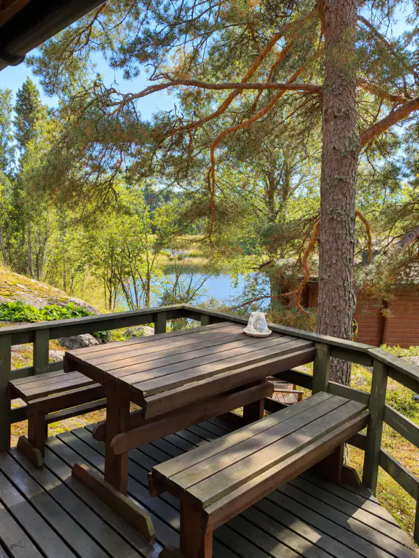 Ensemble de petits chalets (1975–1995) + sauna de rive, 4 280 m² et rive mer privée — Aaslaluoto / Rymättylä (Naantali) — 4