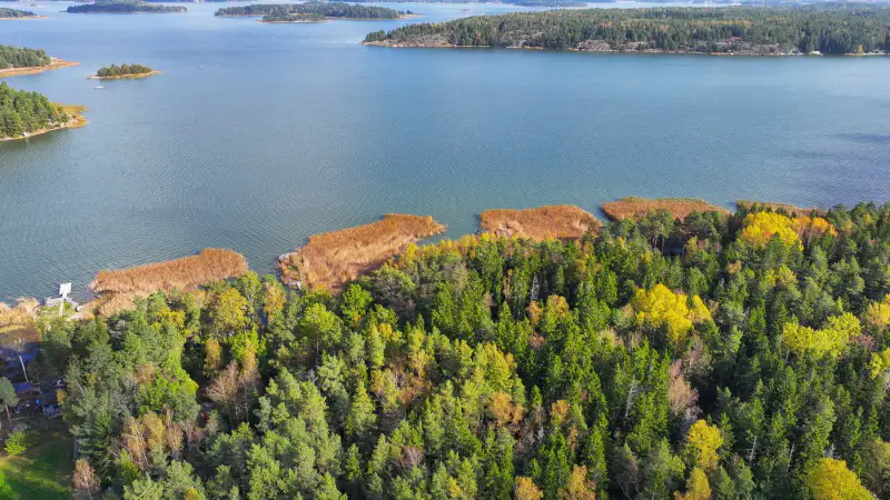 Terrain de loisirs sur l’île de Kaita : 10 240 m² de terre + 1,98 ha d’eau, ~80 m de rive de mer privée, droits 120 m² — Merimasku / Naantali — 3