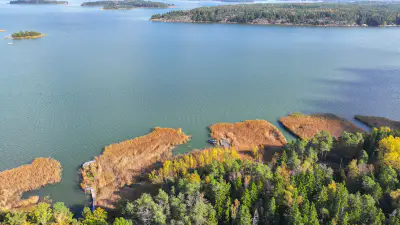 Terrain de loisirs sur l’île de Kaita : 10 240 m² de terre + 1,98 ha d’eau, ~80 m de rive de mer privée, droits 120 m² — Merimasku / Naantali — 1
