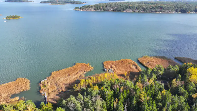 Terrain de loisirs sur l’île de Kaita : 10 240 m² de terre + 1,98 ha d’eau, ~80 m de rive de mer privée, droits 120 m² — Merimasku / Naantali — 1