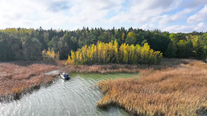 Terrain de loisirs sur l’île de Kaita : 10 240 m² de terre + 1,98 ha d’eau, ~80 m de rive de mer privée, droits 120 m² — Merimasku / Naantali — 2