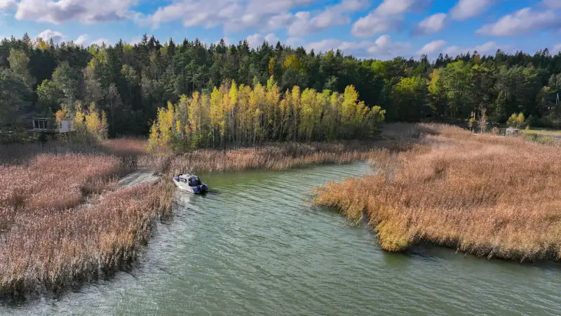 Terrain de loisirs sur l’île de Kaita : 10 240 m² de terre + 1,98 ha d’eau, ~80 m de rive de mer privée, droits 120 m² — Merimasku / Naantali — 4
