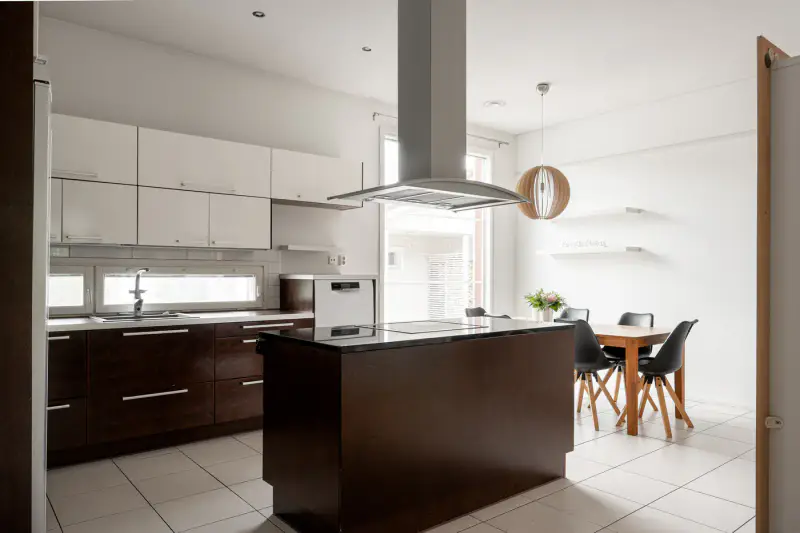 Maison plain-pied 2009, 146 m², rive Kokemäenjoki, 3 700 m² — Nakkila — 2