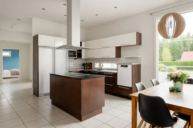 Maison plain-pied 2009, 146 m², rive Kokemäenjoki, 3 700 m² — Nakkila — 3