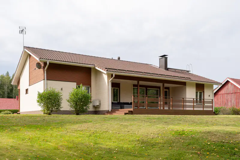 Maison plain-pied 2009, 146 m², rive Kokemäenjoki, 3 700 m² — Nakkila — 4