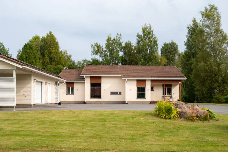 Maison plain-pied 2009, 146 m², rive Kokemäenjoki, 3 700 m² — Nakkila — 1