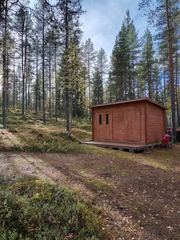 Domaine forestier de 10,19 ha avec mökki en rondins ~17,5 m² + sauna et ~200 m de rive privée sur le Sompalampi — Ylikiiminki / Oulu — 18