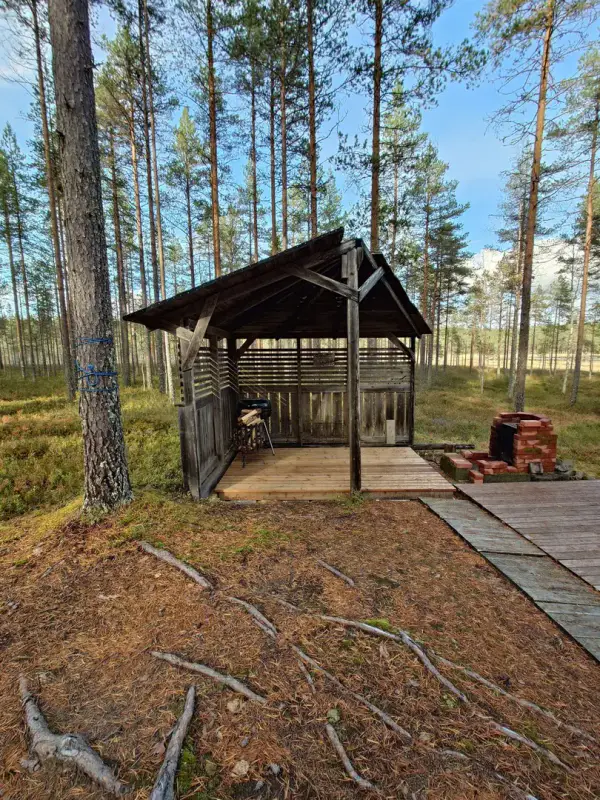 Domaine forestier de 10,19 ha avec mökki en rondins ~17,5 m² + sauna et ~200 m de rive privée sur le Sompalampi — Ylikiiminki / Oulu — 17