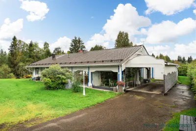 Maison hirsi ~126 m², bord Kalimeenoja, 2 220 m² — Oulu — 1