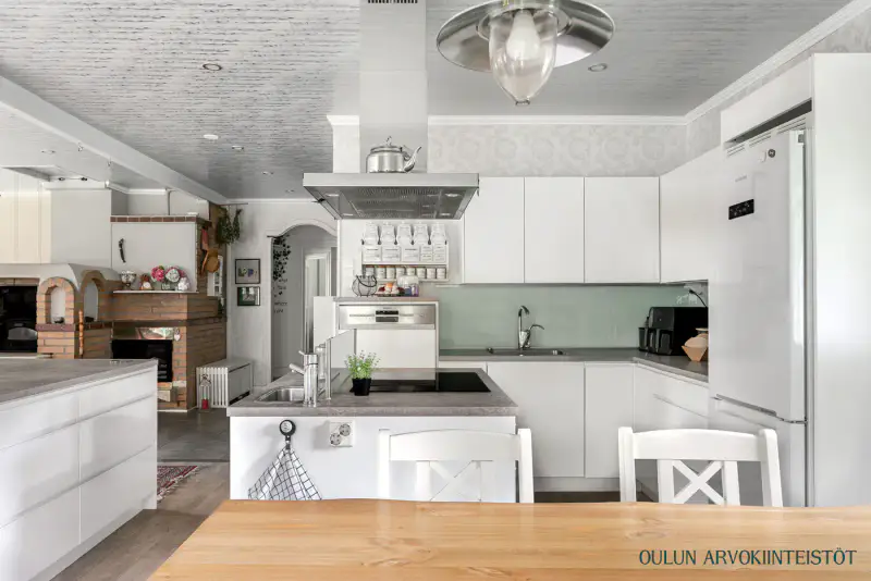 Maison hirsi ~126 m², bord Kalimeenoja, 2 220 m² — Oulu — 2