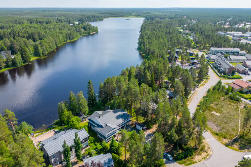 Maison ~257 m² (2002) + rantasauna + kota, 1 800 m², Jäälinjärvi — Jääli / Oulu — 1