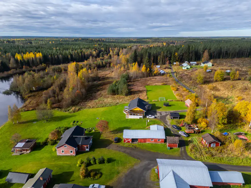 Maison ~133 m² + saunas, 8 430 m² en rive de la Kiiminkijoki — Ylikiiminki / Oulu — 2