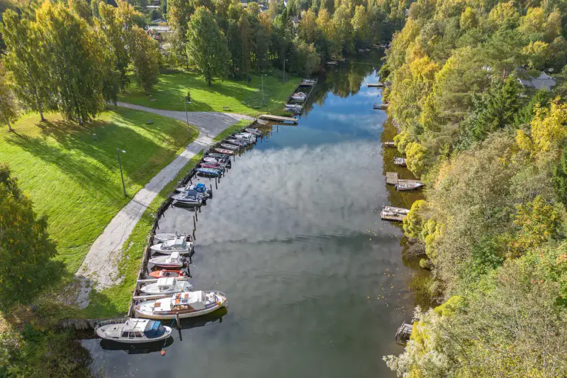 Maison ~223 m² (1970, surélevée années 90) + sauna, 3 400 m² et 40 m de rive sur la Kostianvirta — Onkkaala / Pälkäne — 1