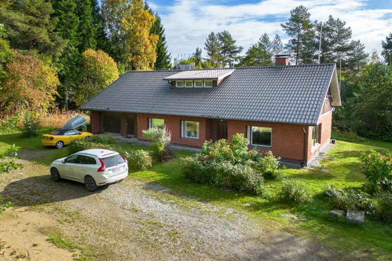 Maison ~223 m² (1970, surélevée années 90) + sauna, 3 400 m² et 40 m de rive sur la Kostianvirta — Onkkaala / Pälkäne — 3