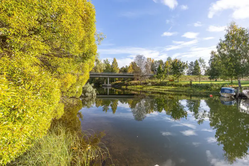 Maison ~223 m² (1970, surélevée années 90) + sauna, 3 400 m² et 40 m de rive sur la Kostianvirta — Onkkaala / Pälkäne — 8
