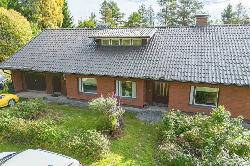 Maison ~223 m² (1970, surélevée années 90) + sauna, 3 400 m² et 40 m de rive sur la Kostianvirta — Onkkaala / Pälkäne — 2
