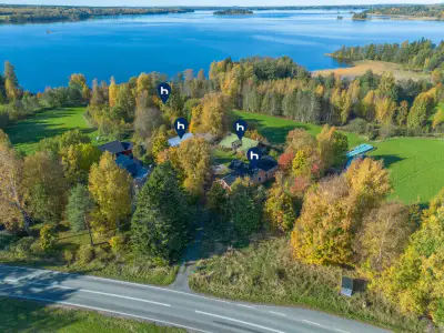 Maison en rondins ~150 m² (1901) + grange et aitta, 1,4 ha et 50 m de rive sur le Mallasvesi — Harhala / Pälkäne — 1