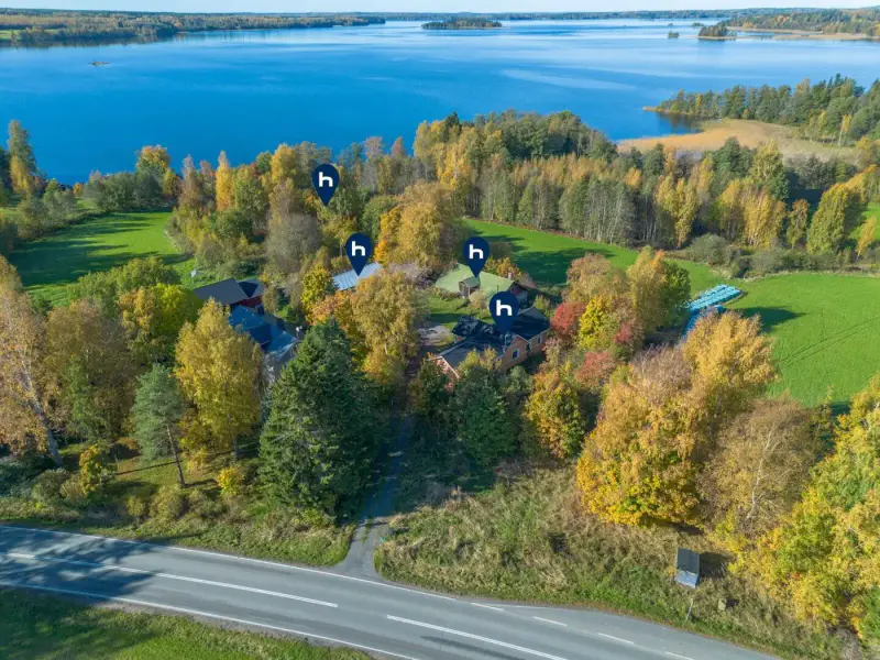 Maison en rondins ~150 m² (1901) + grange et aitta, 1,4 ha et 50 m de rive sur le Mallasvesi — Harhala / Pälkäne — 1