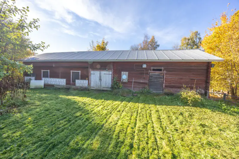 Maison en rondins ~150 m² (1901) + grange et aitta, 1,4 ha et 50 m de rive sur le Mallasvesi — Harhala / Pälkäne — 8