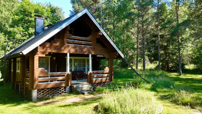 Hirsimökki ~46 m² (1990) + talousrakennus et rantasauna, 10 320 m² et ~110 m de rive privée Västersundet — Träsk / Houtskari / Parainen — 1