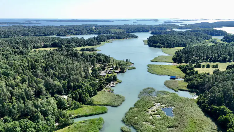 Hirsimökki ~46 m² (1990) + talousrakennus et rantasauna, 10 320 m² et ~110 m de rive privée Västersundet — Träsk / Houtskari / Parainen — 2