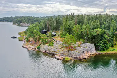 Ensemble Homanholma ~36 m² + sauna 2026, 270 m rive, 1,1 ha — Houtskari — 1