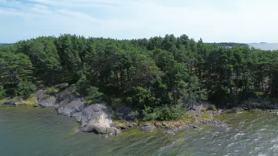 Demi-île ~3,65 ha + cabane 16 m² (1994) + sauna, mer — Brännlandet / Nauvo — 1